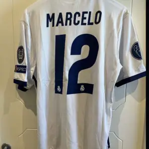 Tja! Säljer nu denna helt sjukt feta Marcelo Champions league player edition tröja från säsong 16/17. 10/10 skick💯