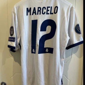 Real Madrid 16/17 kit player edition - Tja! Säljer nu denna helt sjukt feta Marcelo Champions league player edition tröja från säsong 16/17. 10/10 skick💯