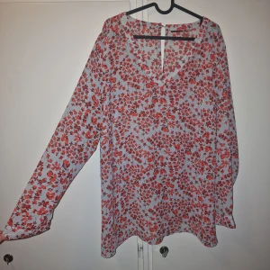 Blus - Super söt blus med knapp vid handlederna. Enbart testad🫶🏼