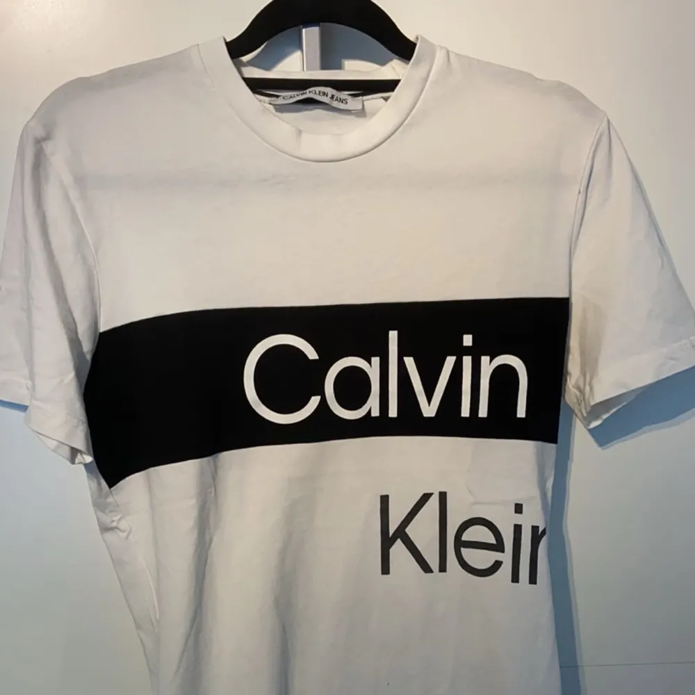 Tjena, säljer en oanvänd Calvin Klein tshirt. Perfekt till sommaren. Vid frågor eller funderingar så är det bara att höra av sig👍😁 /D. T-shirts.