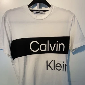 Calvin Klein tshirt - Tjena, säljer en oanvänd Calvin Klein tshirt. Perfekt till sommaren. Vid frågor eller funderingar så är det bara att höra av sig👍😁 /D