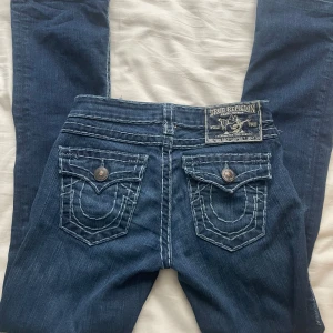 True religion bootcut storlek 26 - Bra skick och lite använda, innerben 76 cm, ytterben 100 cm och midjan är storlek 26 (s-xs) kom privat för fler frågor.