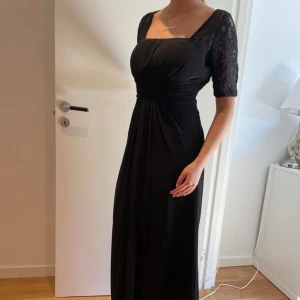 Svart balklänning ♣️ - Säljer nu min svarta långa balklänning med spets arm, storlek 40/42 ♣️🫶