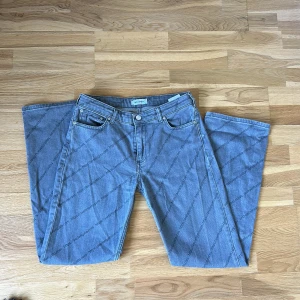 Grå, Raka Axel Arigato Jeans med tryck - Säljer mina Arigato Jeans då de inte kommer till användning! Använda fåtal gånger, inköpta 2020 nypris ca 1000kr, finns ej kvar på hemsidan. Grå, low waist och straight fit. Skickar gärna mer bilder vid intresse! Storlek 34/36, köparen står för frakt