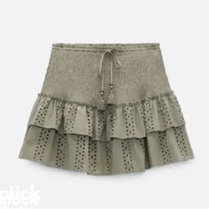 SÖKER - Söker denna gröna kjol från Zara i storlek XS-S 🤩 Rimligt pris.   Skriv jättegärna om du säljer denna kjol!