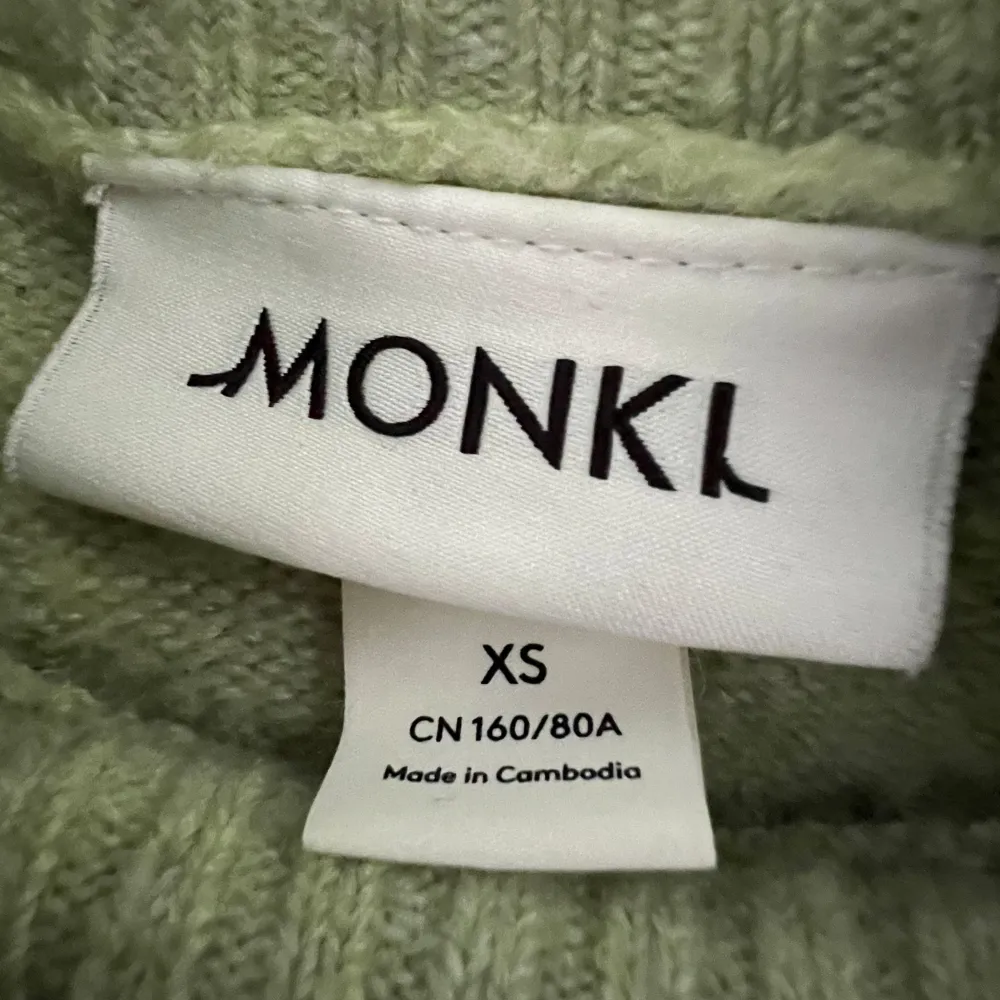 Jättemysig och skön oversized tröja!💚Pris - 90kr+ frakt som tillkommer (nypris 350kr) Modell - Oversized fit Storlek XS Märke - Monki Skick - helt okej skick, inga slitningar, lite urtvättad! Ljus-mellangrön mix av färg!💚. Neuletakit & Villapaidat.