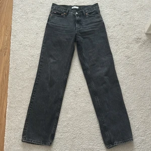Jeans Gina Tricot  - Jeans i modellen Low Straight