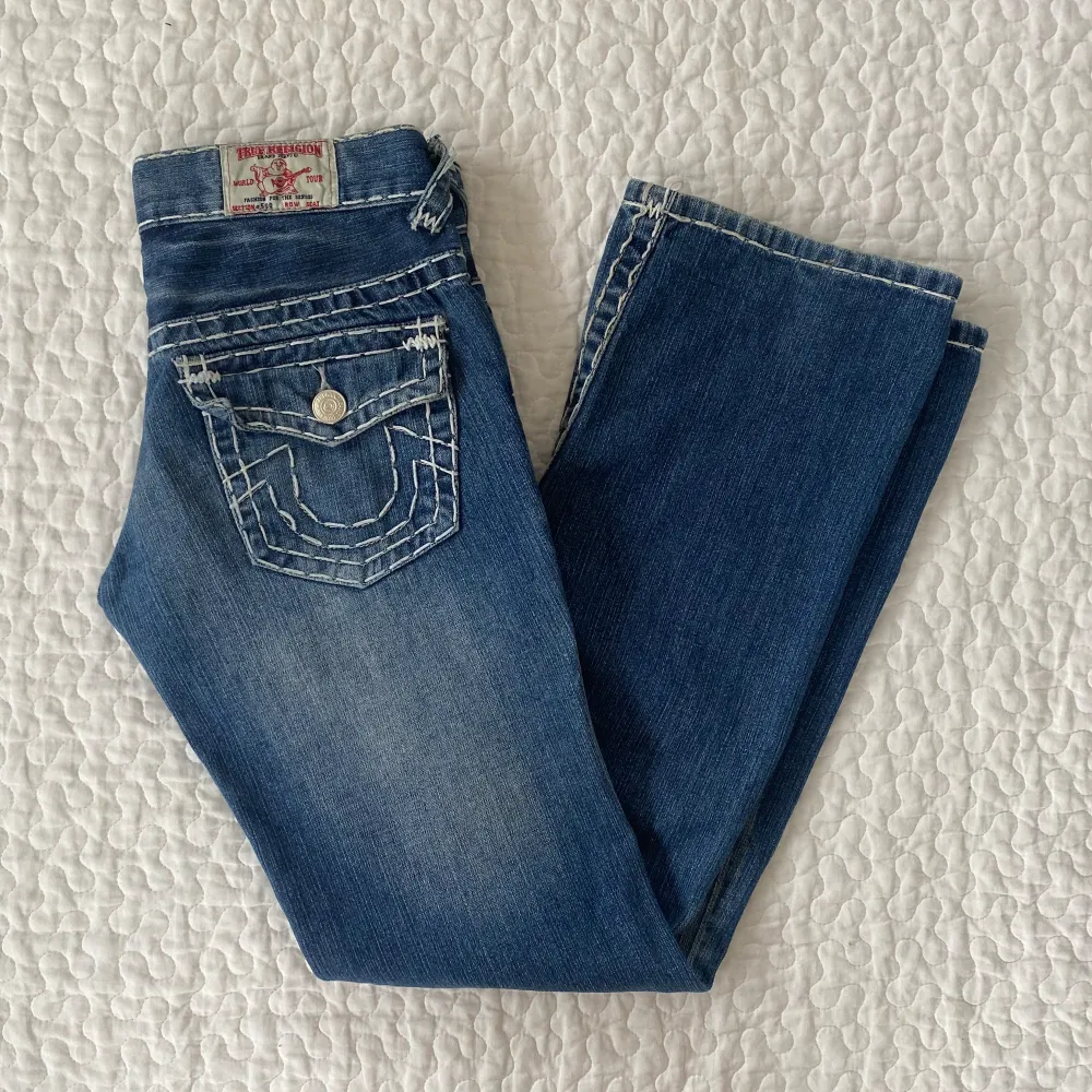 Supersnygga lågmidjade True Religion jeans. Vintage model som inte säljs längre. De är bootcut med fat stitch. Diskuterar gärna om priset. Skriv om  ni har några frågor. 💙. Jeans & Byxor.