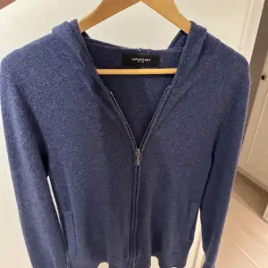 Säljer denna feta Kashmir zip hoodie från Lawrence grey. Den är i ett 9,5/10 skick och nypris ligger på 3195kr. Den är 100% Kashmir!