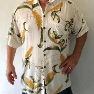 Somrig, skön herrskjorta köpt i Arizona, XL. Märket Biscayne Bay är från Florida. Snygg och ren, alla knappar finns. 