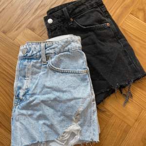 2 par likadana jeans shorts i olika färger, båda stl xs men skulle säga mer som s