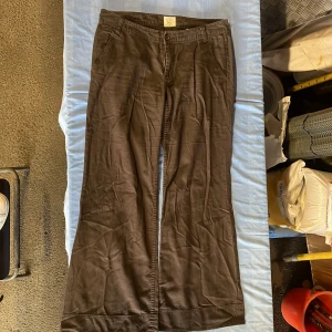 Bruna linne byxor  - Bruna linne byxor i storlek 42  Nästan aldrig använda  