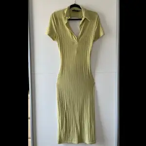 Ljusgrön PLT midi klänning med öppen rygg med band att knyta. Köptes våren 2023 och har använts 2 gånger. Jätte bra skick. Obs. Kan tvättas och strykas om önskas🤗