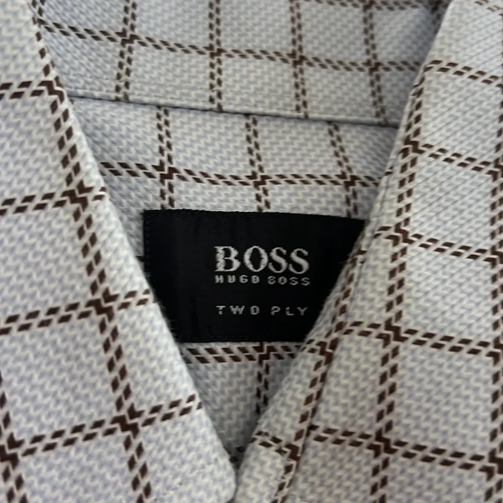 En Hugo boss skjorta herr, nypris 1000kr, nyskick knappast använd, storlek L Frakt ingår inte i priset!. Skjortor.