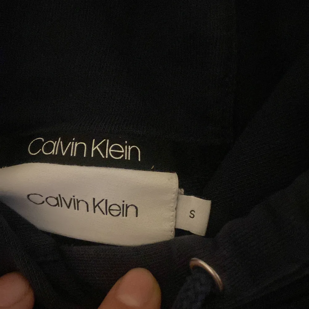 Calvin Klein hoodie som är använd i gott skick och har mycket kvar att ge! Skick 8/10, nypris 1200. Mitt pris 199. Villig att gå ner i pris vid snabb affär🔥. Hoodies.