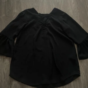 Blus  - En luftig blus som har en slags "snörning" där fram. Super gullig💕