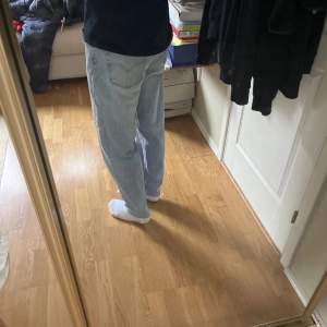 Levis  562, sitter skönt runt benen och är taperd, kan skicka fit check vid förfrågan. I bra skick