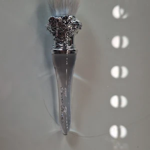 Flower Knows Blush Brush - Har inte använt den och är ny i skick. Fick en i rosa också på min födelsedag men använder tyvärr bara den rosa och en annan brush. 