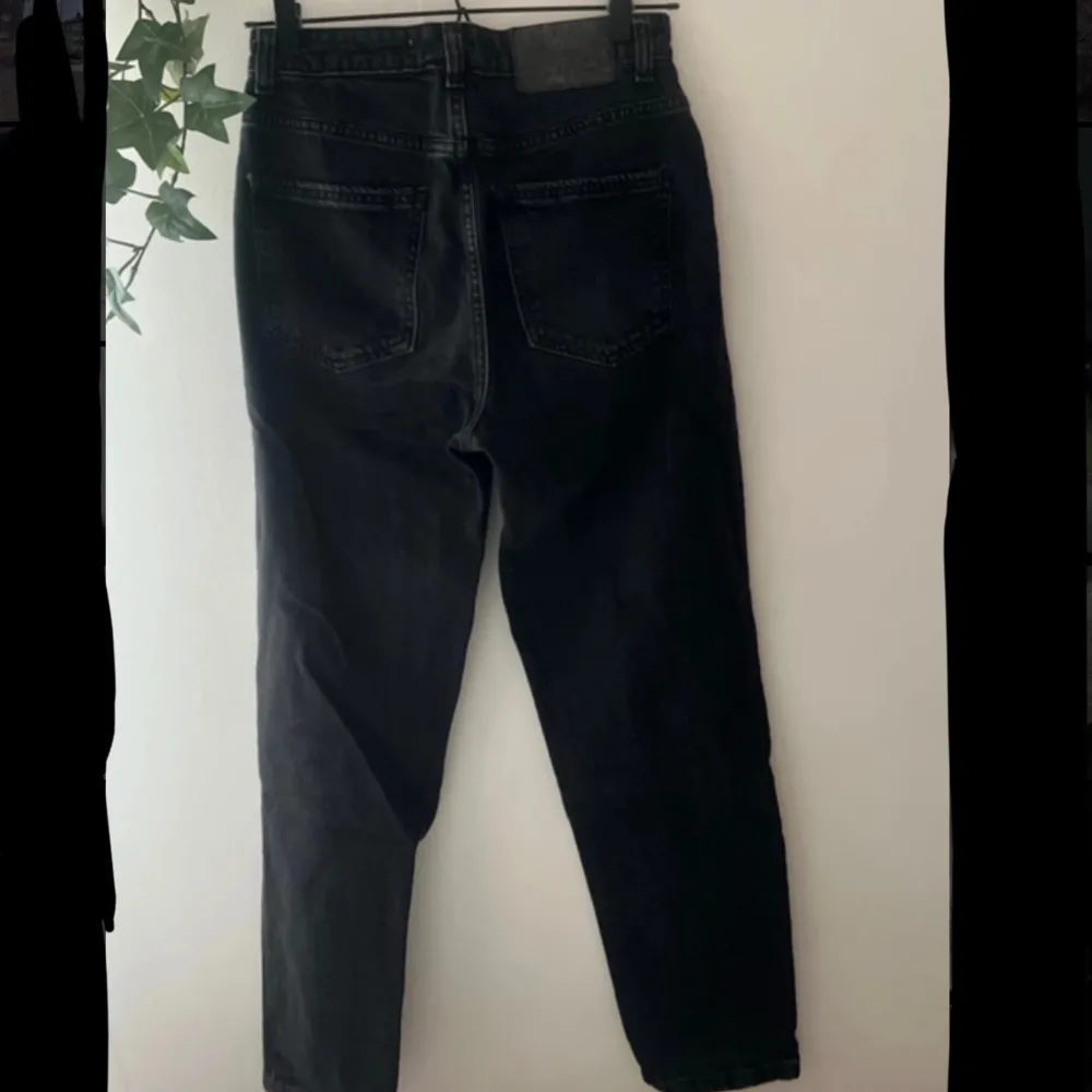 Svarta jeans med raka ben ifrån Zara sköna men här tyvär blivit försmå för mig. Jeans & Byxor.