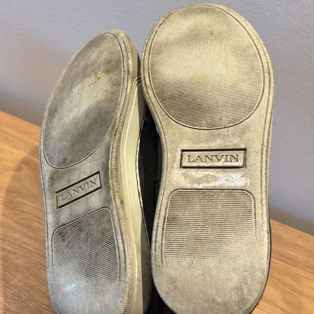 Hej, säljer nu dessa trendiga lanvin skor skick: 7/10, med några små defekter som inte kan synas på avstånd. Perfekta till sommaren och hör av dig vid mer info💛. Skor.