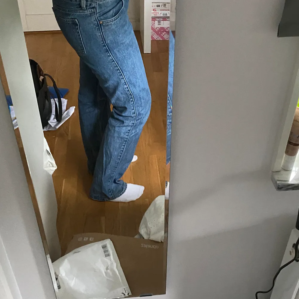 Säljer ett par mörkblå jeans från Weekday.  De är i modellen ”Arrow Low Straight Jeans”  Och i storlek 29/32. Skicket är bra, köptes i julas men har inte använts sådär jättemycket. Nypris är 590 kr och storleksguide finns på hemsidan. . Jeans & Byxor.