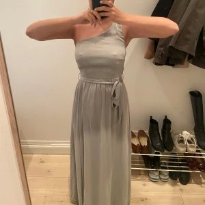 One shoulder klänning  - One shoulder klänning 👗   Använd vid ett tillfälle vid bal. Superfin!   Märke: Little mistress London 