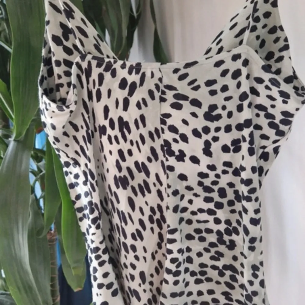 Sååå otroligt snyggt linne från zara med leopardmönster i Storlek S. Bra skick, Köp direkt för 150kr via köp nu!!😍. Toppar.