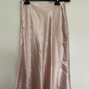 Sidenkjol - Champangefärgad sidenkjol. Bra skick! Använd fåtal gånger. Medellång.🌟