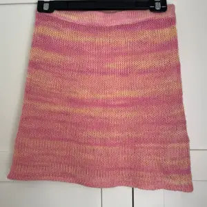 Färglad kjol, passar perfekt som strandkjol. Använd fåtal gånger, nyskick. Köpt från Na-kd. 
