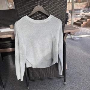 Stickad  - Stickad ljusblå långärmad från hm. Använd mycket men i fint skick. 