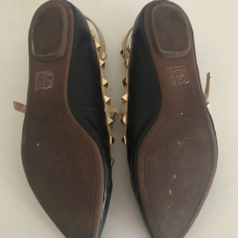 Skor från Shoe Biz Copenhagen, storlek 38. Äkta läder. Använda 2 gånger, superfint skick och liknar Valentino Rockstud skor, men de riktiga kostar runt 7000kr!. Skor.
