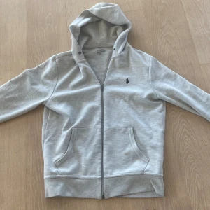 Ralph Lauren Zip up🔥🔥 - Nästan oanvänd Ralph Lauren zip up, storlek 170 nypris 1095 kr 