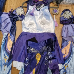 Keqing cosplay - En handske saknas, men resten är i bra skick. Alla accessoarer finns inte med på bilden. Passade inte mig då den var lite för stor. Peruken ingår inte men kan köpas för 200kr. Kan också bytas mot annat :)