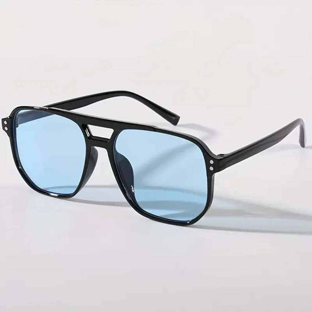 Svarta solglasögon som är perfekta till sommaren!  Snygga solglasögon i topp skick och topp kvalite! ❗️Pris kan diskuteras❗️ . Övrigt.