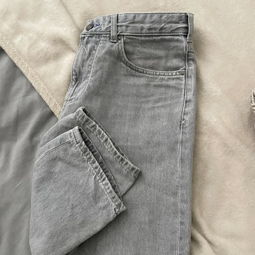 Grå jeans fårn pull&bear . Jeans & Byxor.