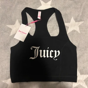 Juicy couture topp - Jättefin topp från juicy couture i storlek s som tyvär inte passade mig. 🤍🫶🏻🥰 Aldrig använd därav av lappen kvar 🤩 Använd gärna ”köp nu”
