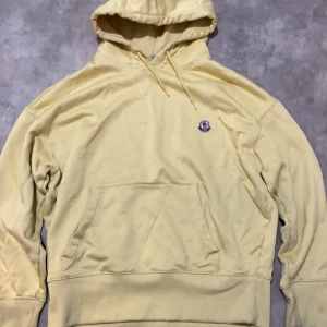 Moncler Hoodie  - Jag säljer min gula moncler hoodie för den inte passar mig längre, tröjan är storlek M. Skriv ifall ni är intresserade ☘️
