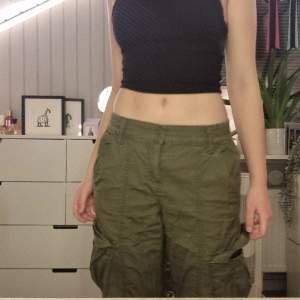 Säljer dessa super sköna och snygga low waist cargo byxor från h&m💕 Köpte för 200 men de är ganska använda så säljer för 110💕 Slutsålda💕