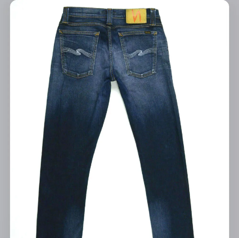 Säljer mina lågmidjade nudie jeans då dom inte kommer till användning längre. Byxorna är använda men är i fint skick! Första bilden är lånad, så skriv för egna bilder. Storlek är 26/34 och är normala skulle jag säga. Nypris 1400,(kan diskuter. Jeans & Byxor.