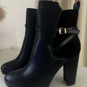 Klackskor  - Strl 36 - aldrig använda. Tillhörande kartong medföljer vid intresse. 