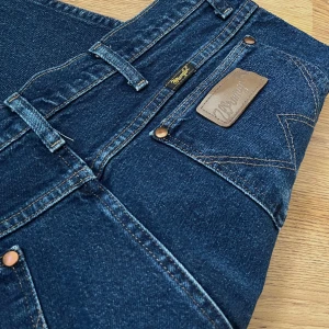 Wangler jeans - Snygga Wrangler jeans i str 34x34 som jag köpt på Beyond retro. Har i vanliga fall xs och haft dem oversized med bälte. :)