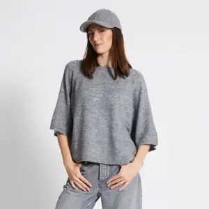 Superfin grå tröja som är lika &otherstories tröjorna 