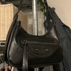 Handväska - Säljer då jag inte använder längre, väskan har ett ytterfack och längden på bandet går att ändra:)