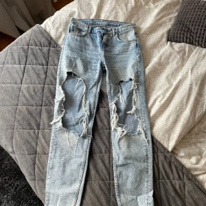 Blåa håliga jeans - Säljer pågrund av att dem inte kommer till användning, köptes här på Plick med i bra skick, hål ungefär hela benen men inga hål på baksidan💗 Pris kan diskuteras💗 Hör gärna av er vid frågor/intresse eller funderingar💗