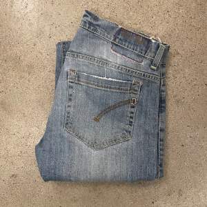 Tja! Säljer dessa riktigt snygga Dondup jeans i storlek 32. Jeansen är i modellen George och i fint skick! Nypris runt 3000 säljes för endast 699. Hör av er om ni har några frågor eller funderingar!