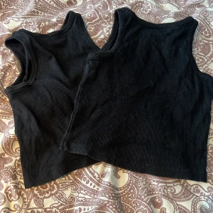 Två linnen  - Likadana svarta linnen det ena är från Lindex och det andra från H&M ❤️storlek 134/140 i båda ❤️säljer båda för 100 och för sig 60 kr 
