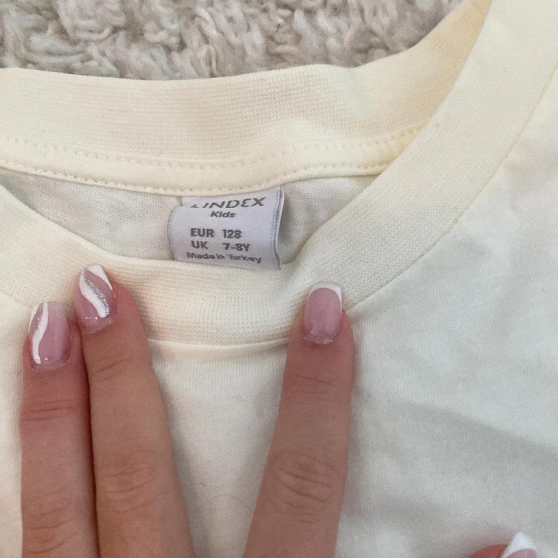 Vit fin t-shirt med en love logga på med puffiga axlar🤍 - 90