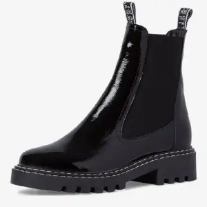 Så fina Dr.Martens inspirerade lack skor! Använda 1 gång så i inprincip nyskick, så fina men kommer tyvärr inte till användning💘Pris kan diskuteras vid snabb affär, skriv vid frågor eller fler bilder🤗Nypris 1200kr