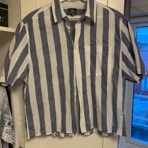 Cropped linne skjorta från HM storlek L Krage-botten 66cm, Axel-Axel 50cm 