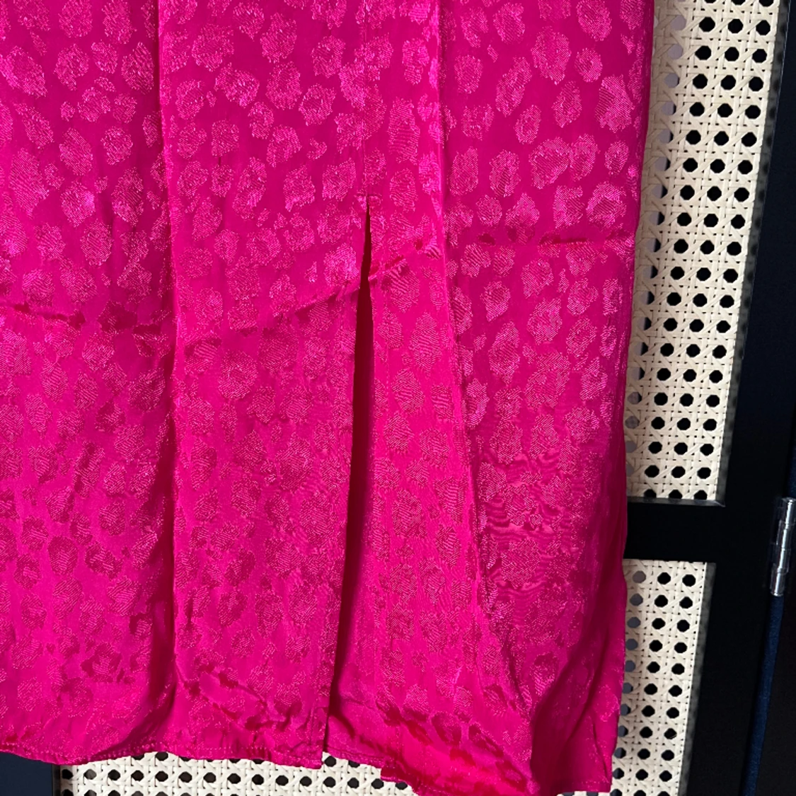 Knälång kjol med slits  - 90